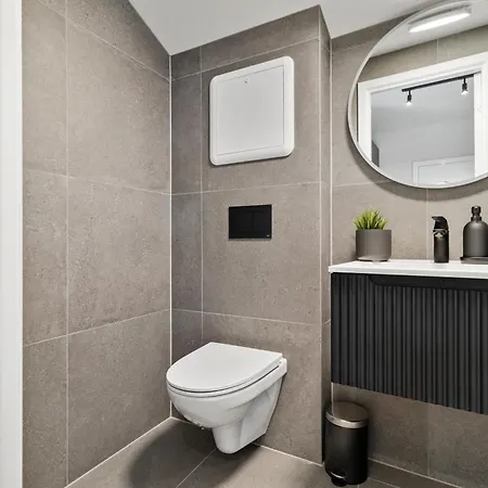 Luxury In Charming Area Apartment *